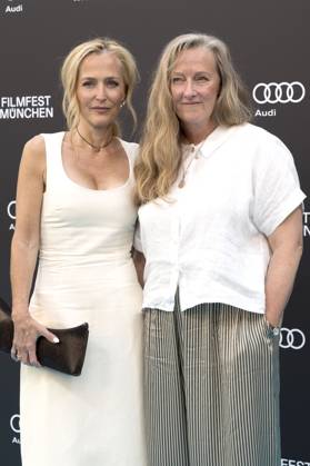 Gillian Anderson und Raynor Winn bei der Premiere des Kinofilms Der Salzpfad The Salt Path und des Verleihung des CineMerit Awards auf dem 42. Filmfest München 2025 im Deutschen Theater. München, 01.07.2025