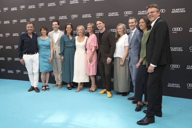 Thomas Linsmayer, Julia Weigl, Gillian Anderson, Raynor Winn, Christoph Gröner mit Team bei der Premiere des Kinofilms Der Salzpfad The Salt Path und des Verleihung des CineMerit Awards auf dem 42. Filmfest München 2025 im Deutschen Theater. München, 01.07.2025