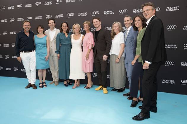 Thomas Linsmayer, Julia Weigl, Gillian Anderson, Raynor Winn, Christoph Gröner mit Team bei der Premiere des Kinofilms Der Salzpfad The Salt Path und des Verleihung des CineMerit Awards auf dem 42. Filmfest München 2025 im Deutschen Theater. München, 01.07.2025