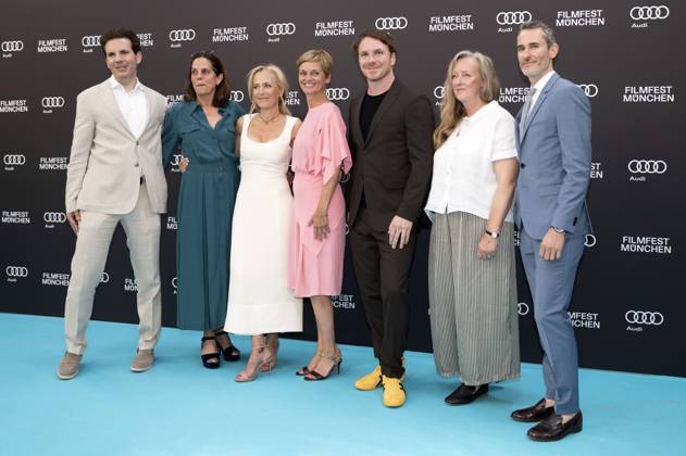 Julia Weigl, Gillian Anderson, Raynor Winn und Team bei der Premiere des Kinofilms Der Salzpfad The Salt Path und des Verleihung des CineMerit Awards auf dem 42. Filmfest München 2025 im Deutschen Theater. München, 01.07.2025