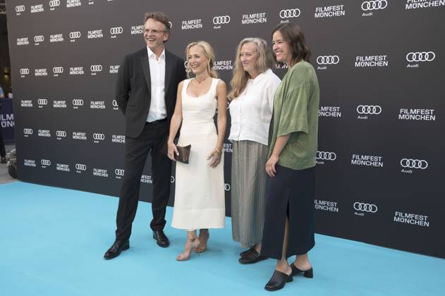 Christoph Gröner, Gillian Anderson, Raynor Winn und Julia Weigl bei der Premiere des Kinofilms Der Salzpfad The Salt Path und des Verleihung des CineMerit Awards auf dem 42. Filmfest München 2025 im Deutschen Theater. München, 01.07.2025