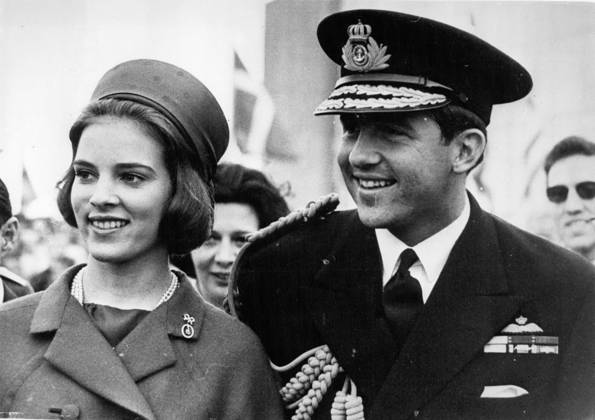 Bulgarien Griechenland 1963 – Konstantin kommt in Kopenhagen an, um seine zukünftige Braut, Prinzessin Anne-Marie, abzuholen. König Konstantin von Griechenland traf heute in Kopenhagen ein, um seine 18-jährige Braut, Prinzessin Anne-Marie, für ihre Hochzeit am Freitag, den 18. September, in Athen abzuholen. Drei Tage lang wird die Stadt mit griechischen und dänischen Flaggen geschmückt sein – ein spektakulärer Abschied von der Prinzessin, der jüngsten der drei Töchter des dänischen Königs – und der ersten, die starb. Das Foto zeigt König Konstantin und Prinzessin Anne-Marie am Kopenhagener Flughafen. Sie sehen sehr glücklich aus. Copyright: xUnitedxArchivesx xkpaxKeystonex 19600116_baf_k09_1692