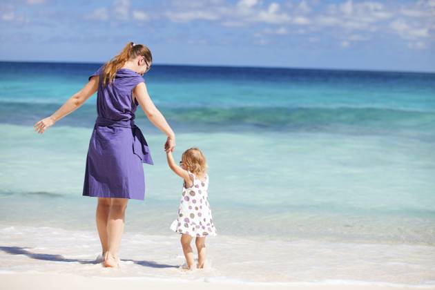 Mutter und Tochter am Strand, La Digue, Indischer Ozean, Seychellen, Afrika Mother and daughter on the beach, La Digue, Indian Ocean, Seychelles, Africa Copyright: imageBROKER McPHOTOx xAlexander iblbhj10525293.jpg ,model released, Symbolfoto ,property released