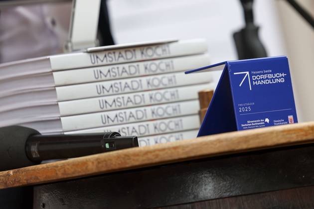 Groß-Umstadt am 3. Juli 2025, Hessischer Ministerpräsiden Boris Rhein übergibt Preis für Beste Dorfbuchhandlung Hessens Hessischer Ministerpräsident zeichnet Umstädter Bücherkiste als Beste Dorfbuchhandlung Hessens aus. Offizielle Preisübergabe und Feierstunde.v.l., die Ehrung Beste Dorfbuchhandlung Hessens Copyright: JoaquimxFerreira