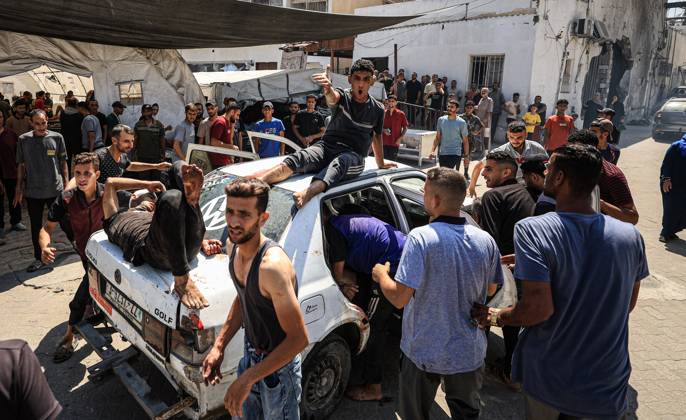 Bilder des Jahres 2025, News 07 Juli News Themen der Woche KW27 46 Palestinians killed in the latest Israeli attacks on Gaza GAZA CITY, GAZA - JULY 04: Palestinians injured in Israeli attacks on Zaytoun neighborhood in eastern Gaza City are brought to Al-Ahli Baptist Hospital in Gaza City, Gaza on July 04, 2025. Since early morning, Israeli strikes on the Gaza Strip have killed 46 Palestinians, including 20 people who were seeking humanitarian aid. Dawoud Abo Alkas Anadolu Gaza City Gaza. Editorial use only. Please get in touch for any other usage.  Copyright: x2025xAnadoluxDawoudxAboxAlkasx