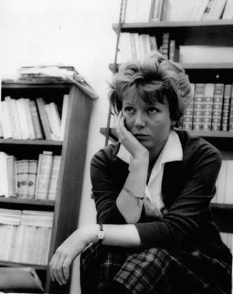 Autor Buchrezensent Kolumnist Herausgeber Dichter Verleger Schriftsteller 05. Mai 1962 - Literaturpreisträgerin im Zentrum der Kontroversen in RomDie Verleihung des Literaturpreises Formentor an die schöne blonde Schriftstellerin Dacia Maraini in Rom hat eine große Kontroverse ausgelöst, da einige Kritiker behaupten, dass der preisgekrönte Titel L ETA DEL MALESSERE nicht der wahre Grund für ihren Sieg war, sondern dass ihre Schönheit, Einer der Juroren war Autor Copyright: xUnitedxArchivesx xkpaxKeystonex 19620505_baf_k09_137