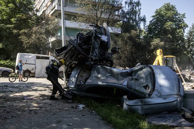 Bilder des Jahres 2025, News 07 Juli News Themen der Woche KW27 The Aftermath Of One Of The Most Massive Attacks On Kyiv Since The Start Of The Full-scale War Municipal workers clean up near burned-out vehicles at the site of Shahed drone strikes on a residential area of Kyiv, Ukraine, on July 4, 2025, after one of the most massive attacks on the city since the start of the full-scale war. Russia launches 539 drones and 11 missiles, mostly ballistic, at Ukraine during the night of July 3 to 4, 2025. Kyiv Ukraine  Copyright: xMaxymxMarusenkox originalFilename: musiienko-notitle250704_nplhH.jpg