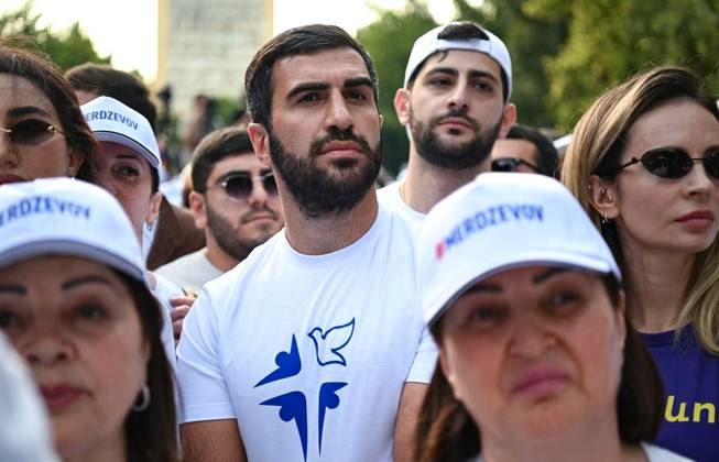 Bilder des Jahres 2025, News 07 Juli News Themen der Woche KW27 Armenia Tashir Group Head Lawsuit 8957755 04.07.2025 The son of the Russian-Armenian businessman Samvel Karapetyan, who has been arrested on June 18 for two months on charges of making public calls to seize power in Armenia, takes part in a rally to support him in central Yerevan, Armenia. The Armenian Criminal Court of Appeal ruled on to keep Karapetyan in pretrial detention for two months. Karapetyan has been supportive of the Armenian Apostolic Church amid tensions between the Church and the Armenian government. Stringer Sputnik Yerevan Armenia  Copyright: xStringerx