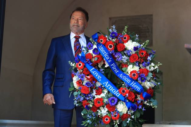 Bilder des Jahres 2025, Entertainment 07 Juli Entertainment Themen der Woche KW27 MOUNT VERNON, VA - JULY 4: Former California Governor, Arnold Schwarzenegger, lays a wreath at George Washington s tomb during An American Celebration 2025 on July 4, 2025 in Mount Vernon, Virginia, Copyright: xmpi34x