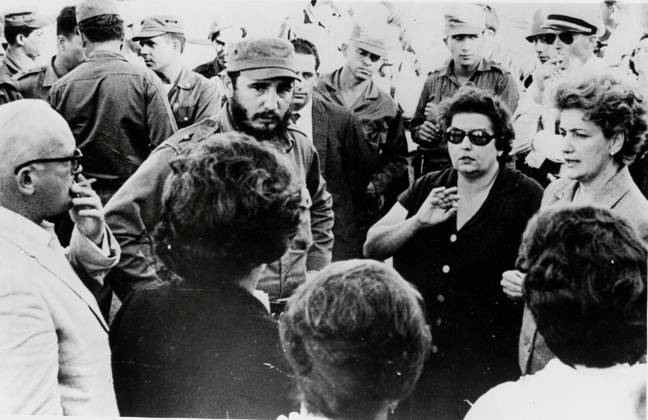 Castro lässt Gefangene aus der Schweinebucht frei 1. März 1963 Havanna, Kuba Fidel Castro, Mitte links, Hände in die Hüften gestemmt, trifft sich mit den amerikanischen Eltern der Gefangenen der Schweinebucht, die nach einem Abkommen mit Amerika über 63 Millionen Dollar freigelassen wurden. Castro, der prokommunistische Führer Kubas, stimmte kürzlich der Freilassung der Gefangenen zu, die von der kubanischen Regierung nach der gescheiterten Invasion Kubas im April 1961 festgehalten wurden. Havana Cuba Copyright: xUnitedxArchivesx xkpaxKeystonex 19630301_sha_k09_750