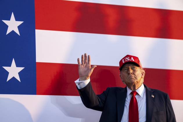 July 3, 2025, Des Moines, Ia, United States of America: U.S. President Donald Trump, waves as he departs after addressing a Salute to America Celebration at the Iowa State Fairgrounds, July 3, 2025, in Des Moines, Iowa. Trump turned the Independence Day celebration into a rally and celebration of his accomplishments while attacking previous presidents. Des Moines United States of America - ZUMAp138 20250703_zaa_p138_020 Copyright: xDanielxTorok WhitexHousex