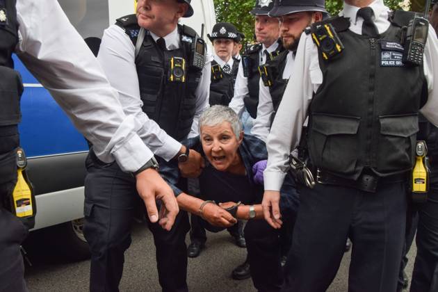 Bilder des Jahres 2025, News 07 Juli News Themen der Woche KW27 July 5, 2025, London, England, United Kingdom: Protesters arrest protesters in Parliament Square who were holding placards in support of Palestine Action, which has been banned under anti-terrorism laws. Being a member of, or showing support for, the activist group is now illegal in the UK. London United Kingdom - ZUMAv130 20250705_zip_v130_001 Copyright: xVukxValcicx