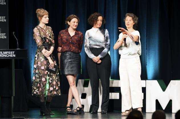 Emma Bading, Eva Trobisch, Maria Schrader und Alexe Poukine bei der Preisverleihung auf dem 42. Filmfest München 2025 im Amerikahaus. München, 05.07.2025