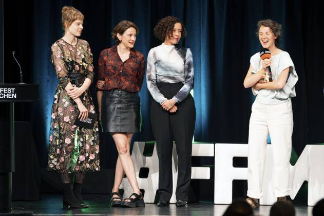 Emma Bading, Eva Trobisch, Maria Schrader und Alexe Poukine bei der Preisverleihung auf dem 42. Filmfest München 2025 im Amerikahaus. München, 05.07.2025