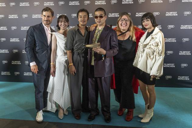 Clemens Schick , Soujiro Sanada mit Team und Anna Hints bei der Preisverleihung auf dem 42. Filmfest München 2025 im Amerikahaus. München, 05.07.2025