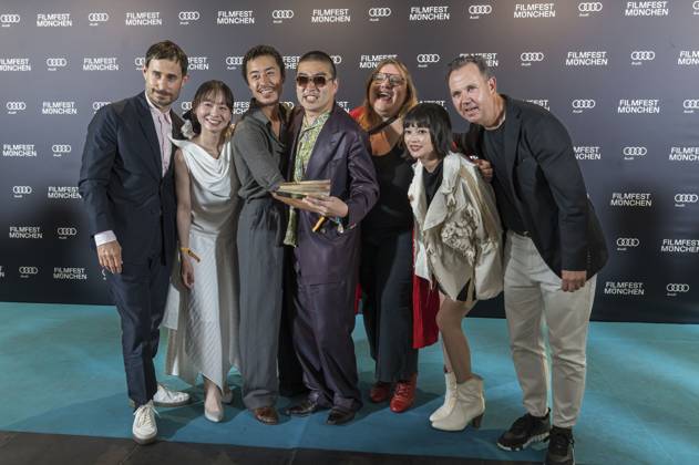 Clemens Schick , Soujiro Sanada mit Team und Anna Hints bei der Preisverleihung auf dem 42. Filmfest München 2025 im Amerikahaus. München, 05.07.2025
