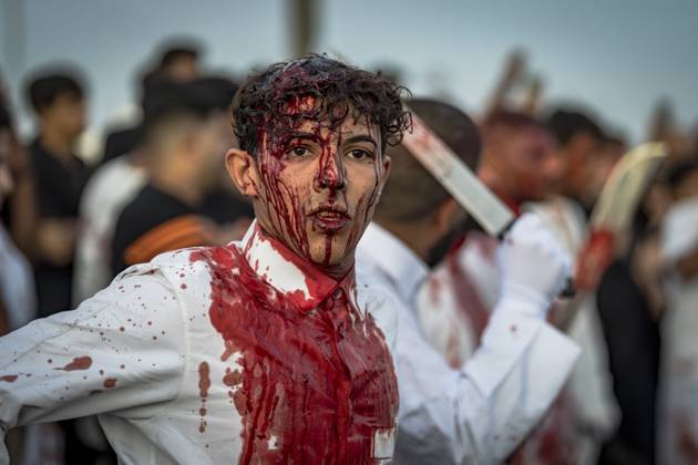 Bilder des Jahres 2025, News 07 Juli News Themen der Woche KW27 News Bilder des Tages Tatbir Ritual Baghdad Iraq A man with a bloodied face stands among the procession in Baghdad, Iraq on July 6, 2025. Tatbir is a religious ritual practiced by some Shia Muslims on Ashura to mark the martyrdom of Imam Hussain, where participants strike their heads with swords to express grief and solidarity with the tragedy of Karbala. Baghdad Baghdad Iraq Copyright: xAlixAbdulxWahidx