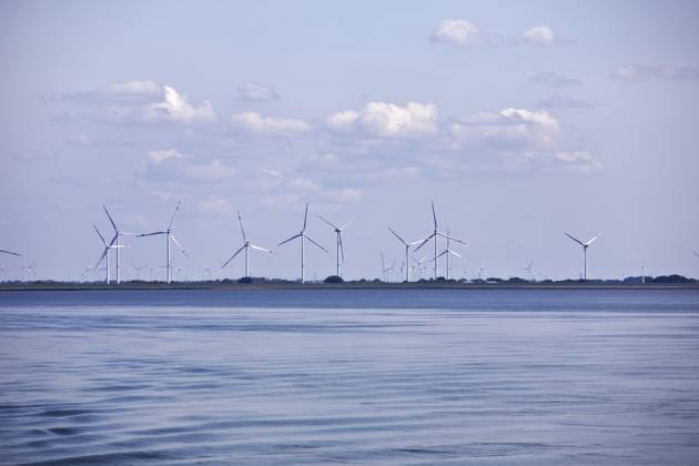 Nationalpark Schleswig-Holsteinisches Wattenmeer mit dem Blick auf Windkraftanlagen am Festland, Nordfriesland, Deutschland, Europa Schleswig-Holstein Wadden Sea National Park with a view of wind turbines on the mainland, North Frisia, Germany, Europe Copyright: imageBROKER StefanxZiese iblszi13858237.jpg
