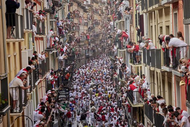 Bilder des Jahres 2025, News 07 Juli News Themen der Woche KW28 July 7, 2025, Pamplona, Navarre, Spain: People take part in the traditional encierro (bull-run) of the San Fermin Festival in Pamplona, Spain on July 07, 2025. The bull-running fiesta is held annually from 06 to 14 July in commemoration of the city s patron saint. Visitors from all over the world attend the festival. Many of them physically participate in the highlight event - the running of the bulls, or encierro - where they attempt to outrun the animals along a route through the narrow streets of Pamplona s old city. Pamplona Spain - ZUMAa206 20250707_zsp_a206_010 Copyright: xRubenxAlbarranx