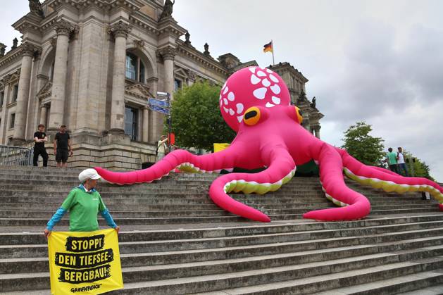 Bilder des Jahres 2025, News 07 Juli News Themen der Woche KW28 Berlin, Deutschland, 07.07.2025: SPD-Bundesparteitag: Greenpeace protestiert vor dem Eingang mit dem Slogan: SPD: Klimagerecht und sozial anstatt kriegstüchtig Copyright: xdtsxNachrichtenagenturx dts_73778