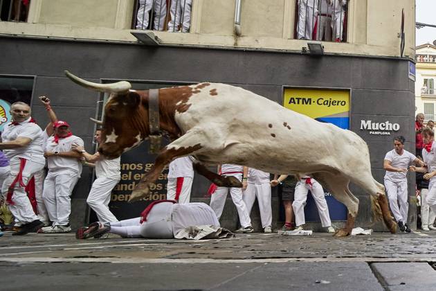 Bilder des Jahres 2025, News 07 Juli News Themen der Woche KW28 July 7, 2025, Pamplona, Navarre, Spain: People take part in the traditional encierro (bull-run) of the San Fermin Festival in Pamplona, Spain on July 07, 2025. The bull-running fiesta is held annually from 06 to 14 July in commemoration of the city s patron saint. Visitors from all over the world attend the festival. Many of them physically participate in the highlight event - the running of the bulls, or encierro - where they attempt to outrun the animals along a route through the narrow streets of Pamplona s old city. Pamplona Spain - ZUMAa206 20250707_zsp_a206_003 Copyright: xRubenxAlbarranx