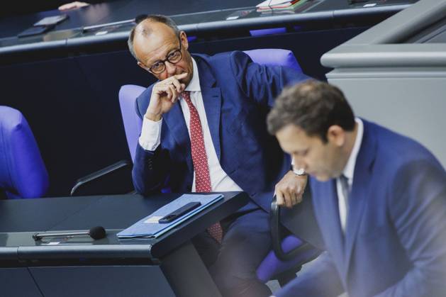(L-R) Friedrich Merz (CDU), Bundeskanzler, und Lars Klingbeil, Bundesminister der Finanzen, aufgenommen im Rahmen der Haushaltsdebatte im Deutschen Bundestag in Berlin, 08.07.2025. Berlin Deutschland Copyright: xFlorianxGaertnerx