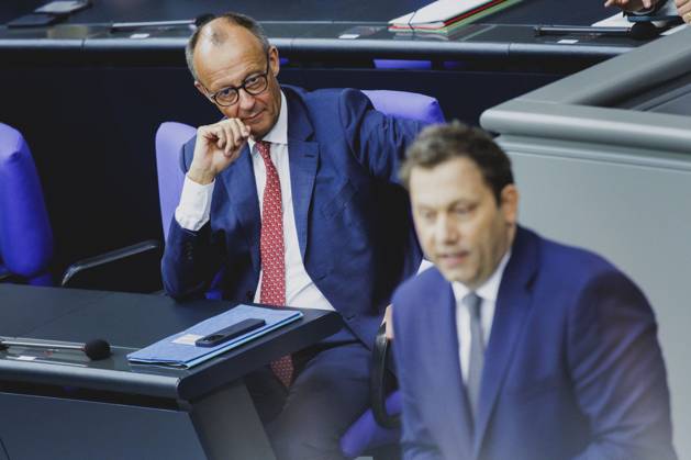 (L-R) Friedrich Merz (CDU), Bundeskanzler, und Lars Klingbeil, Bundesminister der Finanzen, aufgenommen im Rahmen der Haushaltsdebatte im Deutschen Bundestag in Berlin, 08.07.2025. Berlin Deutschland Copyright: xFlorianxGaertnerx