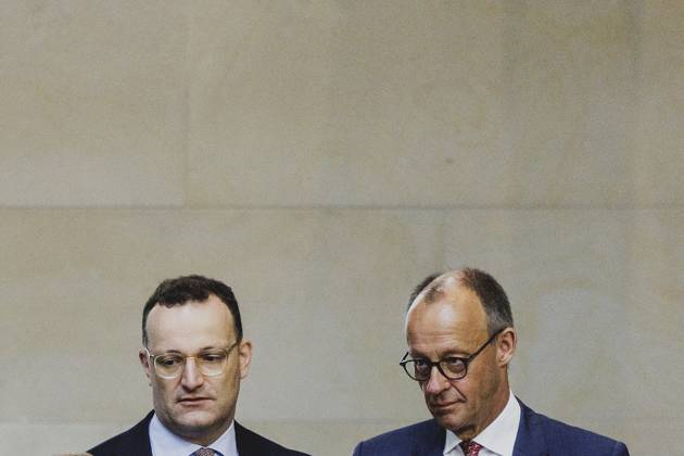 Bilder des Jahres 2025, News 07 Juli News Themen der Woche KW28 (L-R) Jens Spahn, Vorsitzender der CDU CSU-Fraktion im Deutschen Bundestag, und Friedrich Merz (CDU), Bundeskanzler, aufgenommen im Rahmen der Haushaltsdebatte im Deutschen Bundestag in Berlin, 08.07.2025. Berlin Deutschland Copyright: xFlorianxGaertnerx