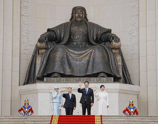 Bilder des Jahres 2025, News 07 Juli News Themen der Woche KW28 State visit of Japan s emperor, empress to Mongolia Japan s Emperor Naruhito (2nd from L) and Empress Masako, and Mongolian President Ukhnaa Khurelsukh and his wife Luvsandorjiin Bolortsetseg, wave to the crowd in front of a statue of Genghis Khan, founder of the Mongol Empire, during a welcoming ceremony at Sukhbaatar Square in Ulaanbaatar on July 8, 2025, for the imperial couple on their state visit to the country.  A14AA0004709702P