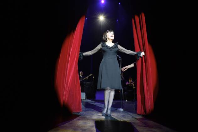 Mireille Mathieu fait son jubilé à l Olympia pour ses 50 ans de carrière jusqu au 26 octobre 2014. Le 24 octobre 2014 French singer performed at Olympia for her 50-year career. Paris, on october 24th 2014 Paris France Copyright: xCOADICxGUIRECx xBESTIMAGExCOADICxGUIRECx xBESTIMAGEx