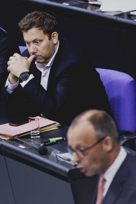(R-L) Friedrich Merz (CDU), Bundeskanzler, und Lars Klingbeil, Bundesminister der Finanzen, aufgenommen im Rahmen der Generaldebatte zum Haushalt 2025 im Deutschen Bundestag in Berlin, 09.07.2025. Berlin Deutschland Copyright: xFlorianxGaertnerx