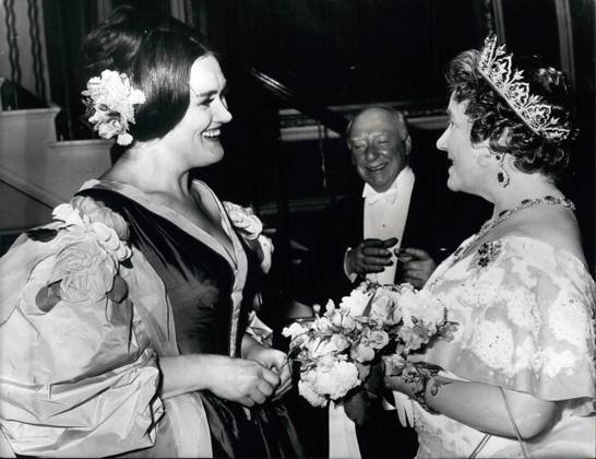 Bands Komponisten Instrumente Musiker Oper Orchester Schallplatten Sänger Songwriter Symphonien 6. Juni 1966 - Königinmutter spricht mit Joan Sutherland nach Galavorstellung.: Königin Elizabeth die Königinmutter im Gespräch mit der australischen Primadonna Joan Sutherland in der Crush Bar im Royal Opera House, Covent Garden, London, gestern Abend, nach dem Besuch der Galavorstellung von Denizettis Regimentstochter , die zugunsten des Royal Opera House Benevelant Fund erfolgte. Joan Sutherland hatte die Rolle der Marie gesungen, ihre erste komödiantische Rolle in der Oper. Copyright: xUnitedxArchivesx xkpaxKeystonex 19660606_baf_k09_219