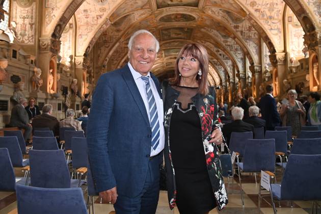 Franz Bulle ROTH (Ex Fussballprofi) mit Lebensgefaehrtin Helena von Sarkozy. Verleihung Bayerischer Verdienstorden im Antiquariat der Residenz in Muenchen am 09.07.2025