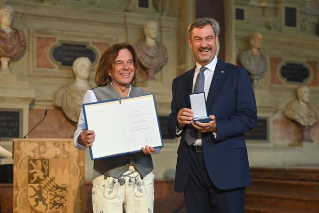 Juergen DREWS (Saenger,Musiker) erhaelt von Markus SOEDER (Ministerpraesident Bayern und CSU Vorsitzender) den Bayerischen Verdienstorden. Verleihung Bayerischer Verdienstorden im Antiquariat der Residenz in Muenchen am 09.07.2025