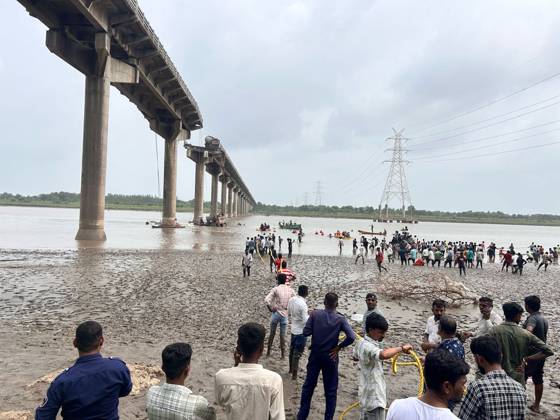 Bilder des Jahres 2025, News 07 Juli News Themen der Woche KW28 (250709) -- NEW DELHI, July 9, 2025 -- Rescuers work near the site of a collapsed bridge in India s western state of Gujarat on July 9, 2025. At least nine persons died and over six were injured when their vehicles fell into a river following the collapse of a bridge in India s western state of Gujarat on Wednesday, said the local police. ( Handout via Xinhua) (SpotNews)INDIA-GUJARAT-BRIDGE-COLLAPSE UNI 