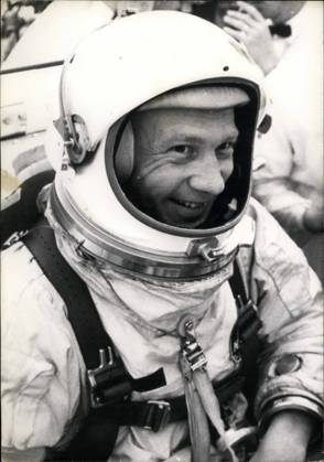 Astronaut Kometen NASA Weltraum Raumschiff UFOs 11. November 1966 Gemini 12: Astronaut stellt Rekord auf: Air-Force-Major Edwin E. Aldrin Jr. kehrte heute nach einem zweistündigen Weltraumspaziergang in die Kabine von Gemini 12 zurück. Der längste Spaziergang soll beweisen, dass der Mensch im Weltraum funktionieren kann. Bilder: Air-Force-Major Edwin E. Aldrin Jr. Copyright: xUnitedxArchivesx xkpaxKeystonex 19661111_baf_k09_148