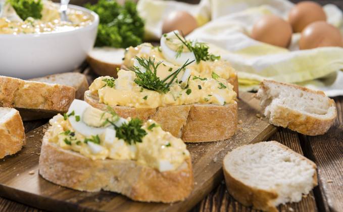 Portion frischer hausgemachter Eiersalat mit frischen Kräutern Portion of fresh homemade Egg Salad with fresh herbs Copyright: imageBROKER ChristophxSchöne ibxiqx14170489.jpg