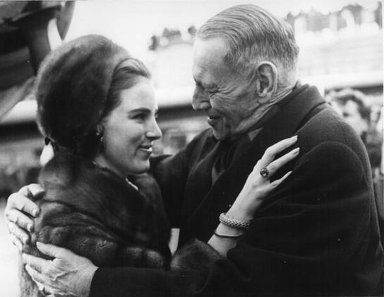 Erben Erbin Mitglieder des Königshauses Prominente 1. Januar 1968 – Die im Exil lebende Königin Anne-Marie kehrt nach Dänemark zurück.: Die im Exil lebende griechische Königin Anne-Marie kehrte gestern zum ersten Mal seit 18 Monaten nach Dänemark zurück. Die 21-jährige Königin kam aus Rom nach Kopenhagen, um am 23. Februar an der Hochzeit ihrer älteren Schwester, Prinzessin Benedikte, teilzunehmen. Das Foto zeigt König Frederik von Dänemark, der gestern seine Tochter, Königin Anne-Marie von Griechenland, am Kopenhagener Flughafen begrüßte. Copyright: xUnitedxArchivesx xkpaxKeystonex 19680101_baf_k09_085