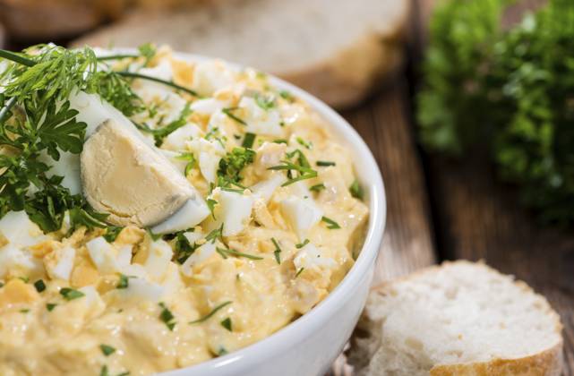 Portion Eiersalat (frisch hausgemacht mit Kräutern) auf Holzuntergrund Portion of Egg Salad (fresh homemade with herbs) on wooden background Copyright: imageBROKER ChristophxSchöne ibxiqx14169618.jpg