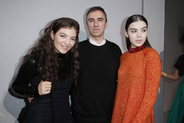 La chanteuse Lorde, le designer Raf Simons et Hailee Steinfeld - Backstage au défilé de mode Christian Dior , collection prêt-à-porter automne-hiver 2015 2016, à Paris. Le 6 mars 2015 On Backstage at Christian Dior fashion show F W ready-to-wear 2015 2016 in Paris. On march 6th 2015 Paris France Copyright: xOLIVIERxBORDEx xBESTIMAGExOLIVIERxBORDEx xBESTIMAGEx