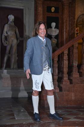 Juergen DREWS, in Lederhosen,Tracht, Einzelbild,Freisteller,Ganzkoerperaufnahme,ganze Figur. Verleihung Bayerischer Verdienstorden im Antiquariat der Residenz in Muenchen am 09.07.2025