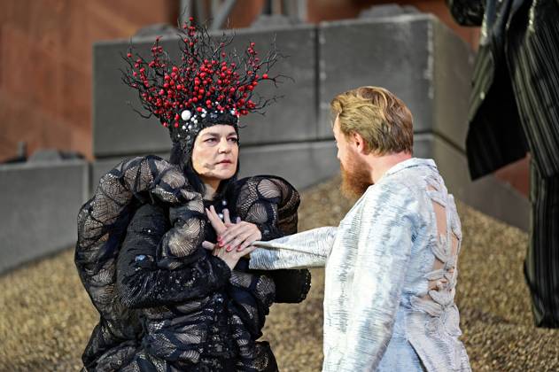 Bilder des Jahres 2025, Entertainment 07 Juli Entertainment Themen der Woche KW28 NIBELUNGEN FESTSPIELE. Schauspielerin Jasmin Tabatabai und Schauspieler Eivin Nilsen Salthe während der Fotoprobe zu den Nibelungen Festspielen SEE AUS ASCHE Das Lied der Nibelungen am 09.07.2025 vor dem Kaiserdom Worms. 20250709MWI067096