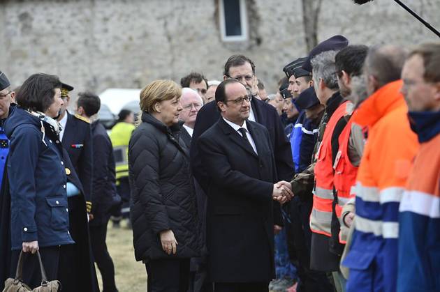 François Hollande, Angela Merkel et Mariano Rajoy saluent les secours et gendarmes à Seyne-les-Alpes le 25 mars 2015 suite à l accident de l airbus A320 de la compagnie Germanwings qui s est crashé le 24 mars 2015 et qui a fait 150 victimes François Hollande, Angela Merkel and Mariano Rajoy meet the security forces and rescuers in Seyne-les-Alpes on 25 03 2015 following the crash of Germanwings A320 which causes 150 victims on 24 03 2015. Seyne-les-Alpes France