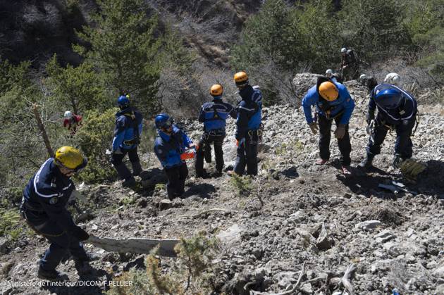 Les secours et gendarmes sur les lieux du crash de l airbus A320 Germanwings près de la Seyne-les-Alpes le 26 mars 2015 Search-and-rescue teams scoured the French Alps to reach the remote region where the Germanwings Airbus A320 crashed on March 26, 2015. Seyne-les-Alpes France