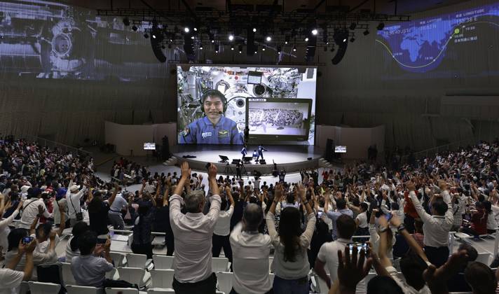 Bilder des Jahres 2025, News 07 Juli News Themen der Woche KW28 Space event at Osaka expo Japanese astronaut Takuya Onishi, now on a half-year mission aboard the International Space Station, is projected on a screen at the World Exposition in Osaka during an event connecting the expo venue with the ISS on July 10, 2025.  A14AA0004716582P