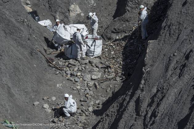 Opération de dépollution sur le site du crash du vol de l airbus A320 de la compagnie Germanwings, près de Le Vernet, le 13 avril 2015. Operation to collect wreckage from the crash site of the German Airbus A320 of the low-cost carrier Germanwings as part of the search operations near Le Vernet on April 13, 2015. Vernet France