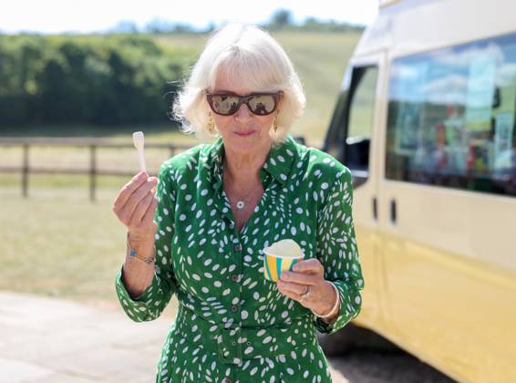 Bilder des Jahres 2025, Entertainment 07 Juli Entertainment Themen der Woche KW28 Queen Camilla Visits Local Charities Supporting Communities In Wiltshire CALNE, ENGLAND - JULY 10: Queen Camilla smiles with an ice cream from Joanna Weaver s ice cream van during a visit to celebrate the 50th anniversary of the Wiltshire and Swindon Community Foundation at Manor Farm on July 10, 2025 in Calne, England., Credit:Chris Jackson Avalon United Kingdom, England, Calne  Copyright: xChrisxJacksonx xAvalonx 1020474277