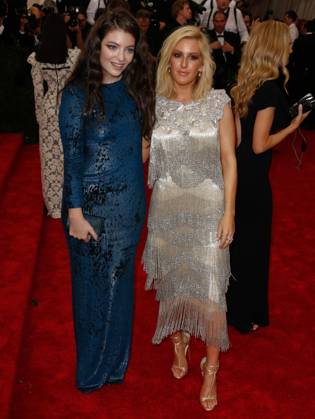 La chanteuse Lorde et Ellie Goulding - Soirée Costume Institute Gala 2015 (Met Ball) au Metropolitan Museum, célébrant l’ouverture de Chine: à travers le miroir à New York. Le 4 mai 2015. Costume Institute Benefit at The Metropolitan Museum of Art in New York on May 4, 2015, celebrating the opening of China: Through the Looking Glass New York Etats-Unis Copyright: xAgencex xBestimagexUSAxAgencex xBestimagexUSAx