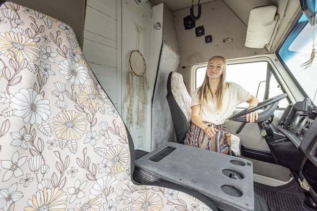 Voerde: Camper von Jasmin Burgen ** NUR FÜR REDAKTIONELLE ZWECKE ** EDITORIAL USE ONLY **<p>Jasmin Burgen im Fahrerhaus ihres Campers am Freitag, 11. Juli 2025 in Voerde. Burgen baut einen alten VW LT in Eigenregie zu einem Wohnmobil um. Voerde Copyright: KarlxBanski