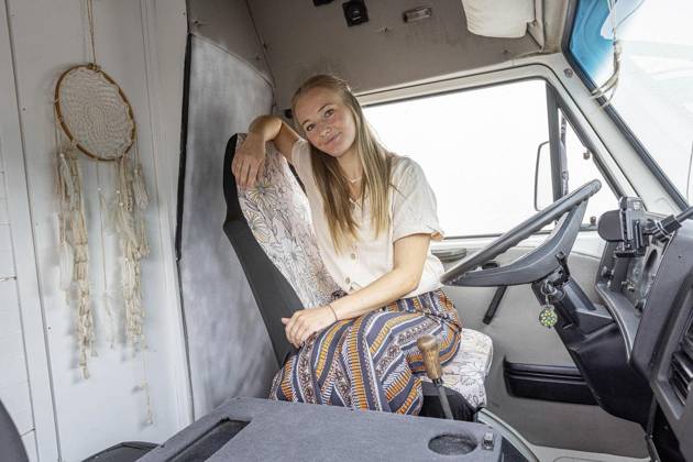 Voerde: Camper von Jasmin Burgen ** NUR FÜR REDAKTIONELLE ZWECKE ** EDITORIAL USE ONLY **<p>Jasmin Burgen im Fahrerhaus ihres Campers am Freitag, 11. Juli 2025 in Voerde. Burgen baut einen alten VW LT in Eigenregie zu einem Wohnmobil um. Voerde Copyright: KarlxBanski